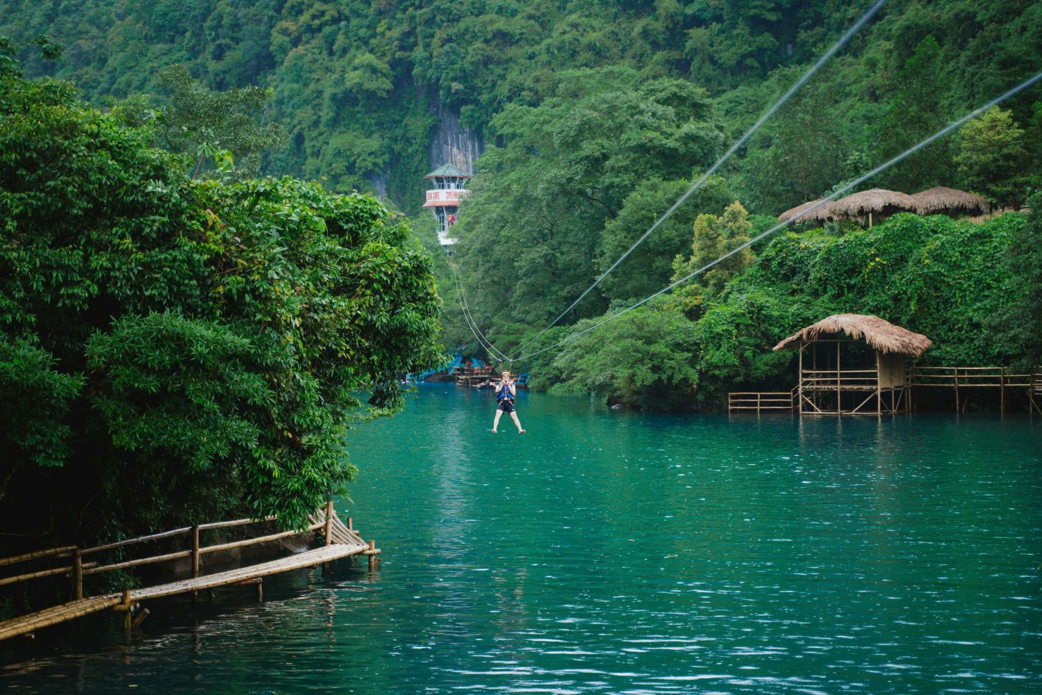 Trượt zipline vượt sông Chày để thám hiểm Hang Tối ở VQG Phong Nha - Kẻ Bàng
