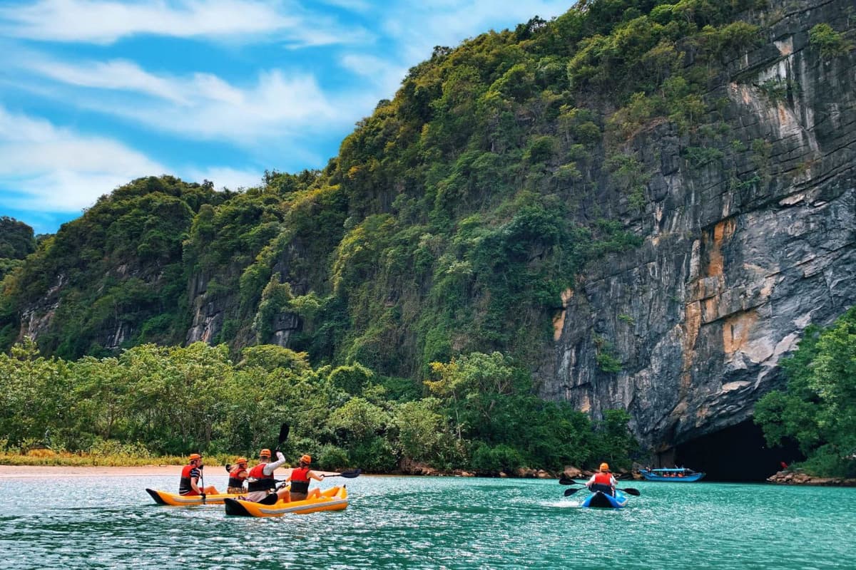 Tour chèo thuyền khám phá Động Phong Nha dành cho du khách yêu thích vận động