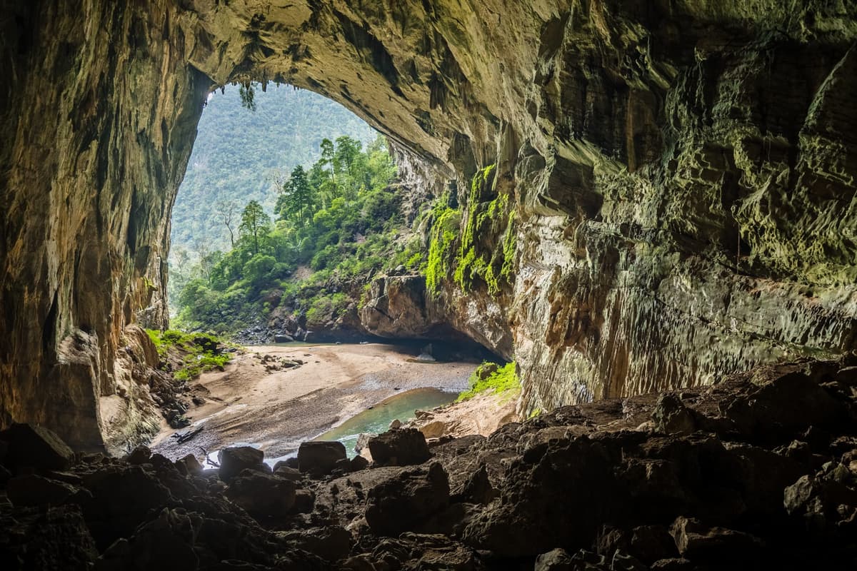 23 địa điểm du lịch Quảng Bình nổi tiếng hấp dẫn nhất 3 Ban sao cua 12 Exit at Hang En scaled