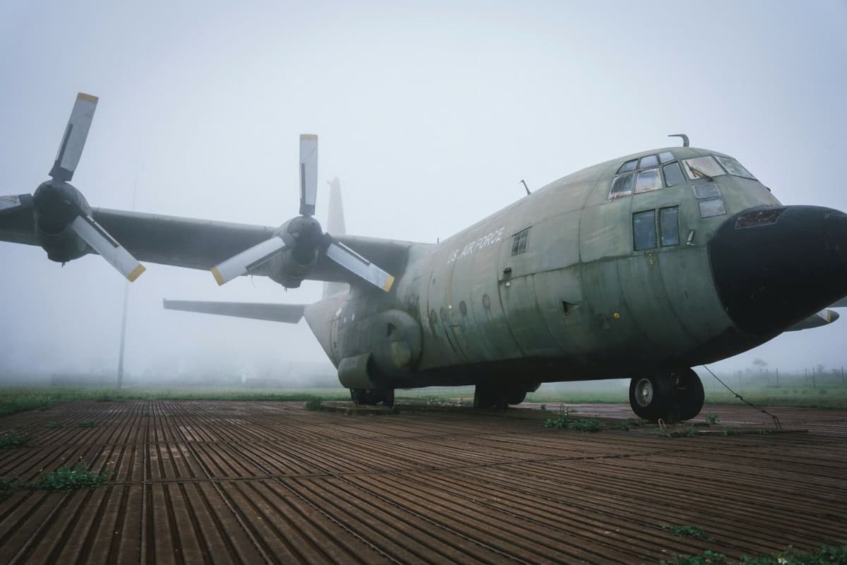Hiện vật chiếc máy bay C-130 tại sân bay Tà Cơn