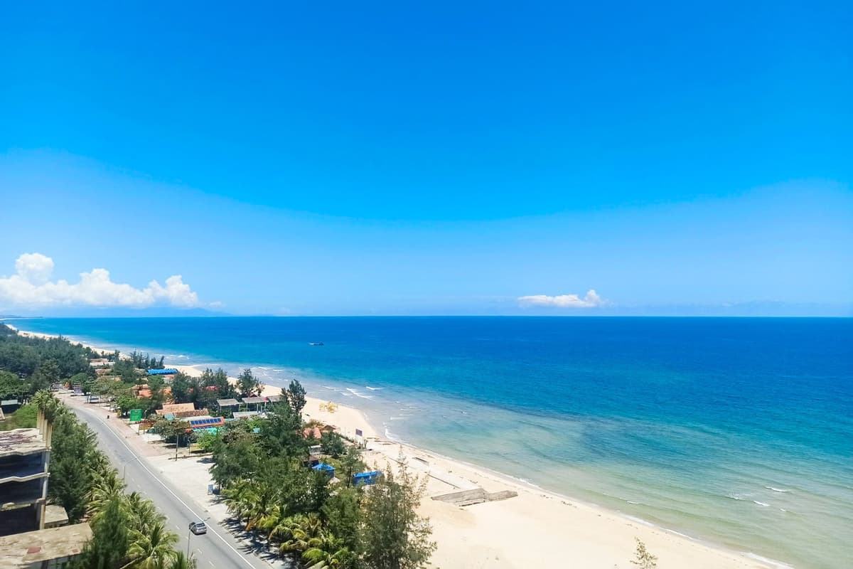 During the dry season, Quang Binh is blessed with dry, sunny weather and brilliant blue skies