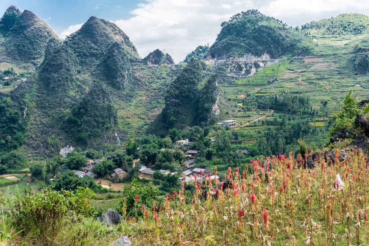 Vẻ đẹp hoang sơ và hùng vĩ làm nên sức hút của Cao nguyên đá Đồng Văn - Hà Giang.