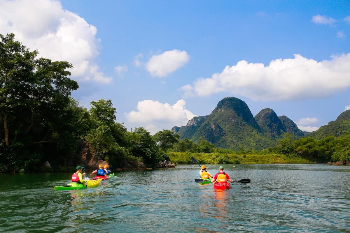 Phong Nha in spring: Embrace the beauty of nature in bloom 21 Travelers enjoy SUP and kayaking at Chay Lap Riverside
