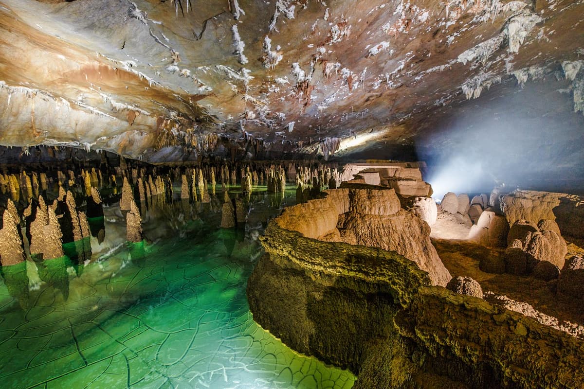 Phong Nha in spring: Embrace the beauty of nature in bloom 11 Crystal-clear rimstone pools with cone-shaped stalagmites inside Hang Va Cave
