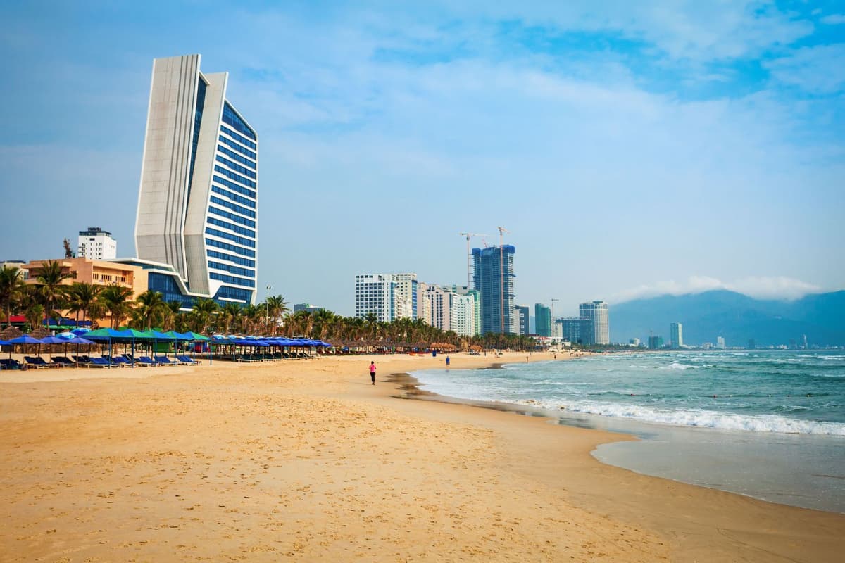 Bãi biển Mỹ Khê Đà Nẵng quyến rũ với bờ cát trắng phẳng lặng rộng lớn