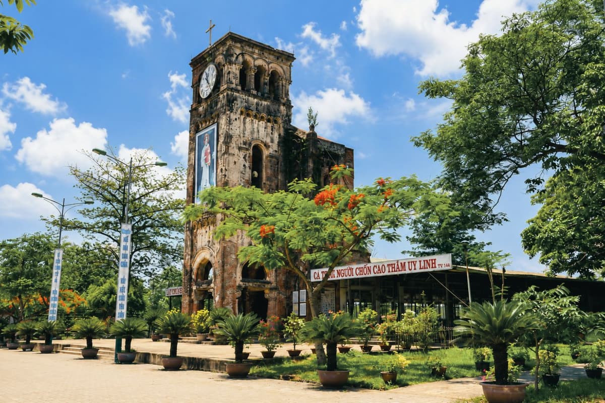 Khuôn viên bên ngoài Thánh địa La Vang.