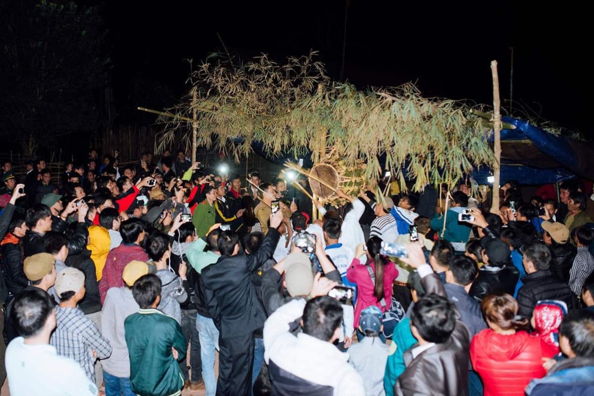 The vibrant atmosphere of the Ma Coong Drum-Beating Festival