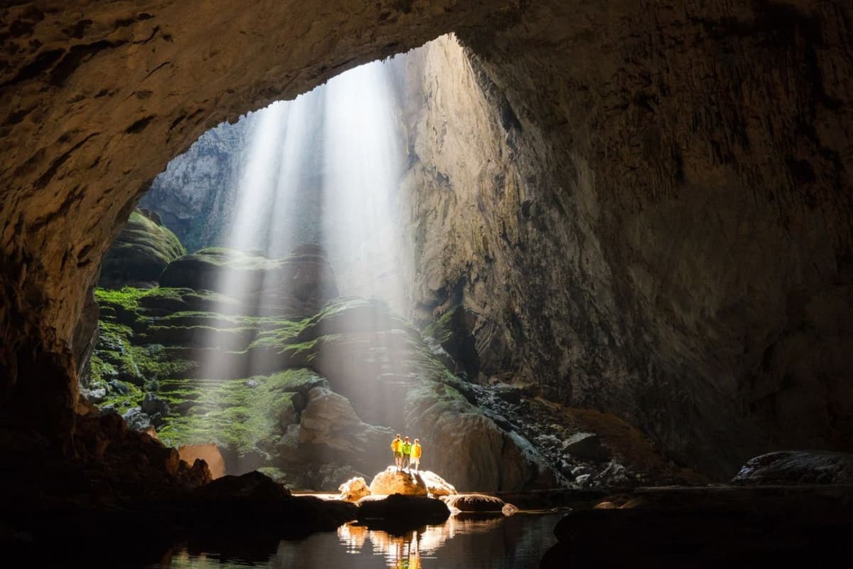 Chùm nắng khổng lồ trong hố sụt 1 trong Hang Sơn Đoòng