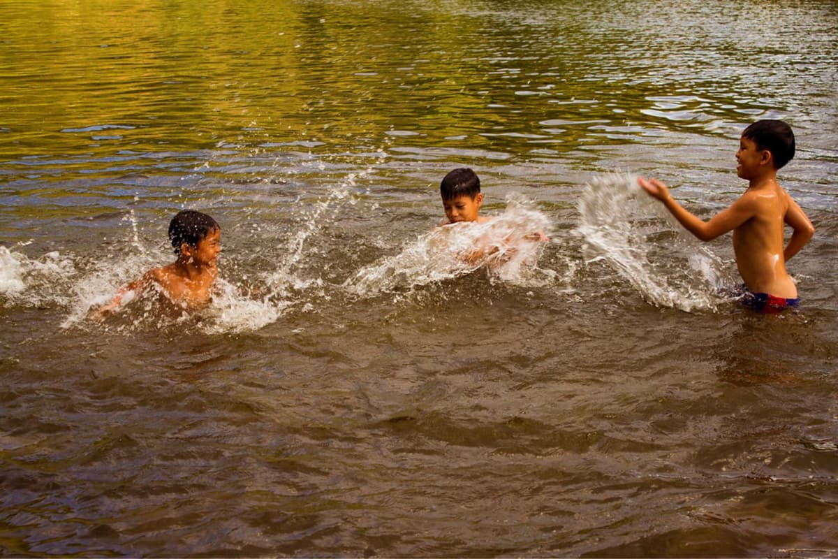 Bau Dung (Dung lake), located at the heart of the village, is a space for recreation, cooling off, and reminiscing about childhood.